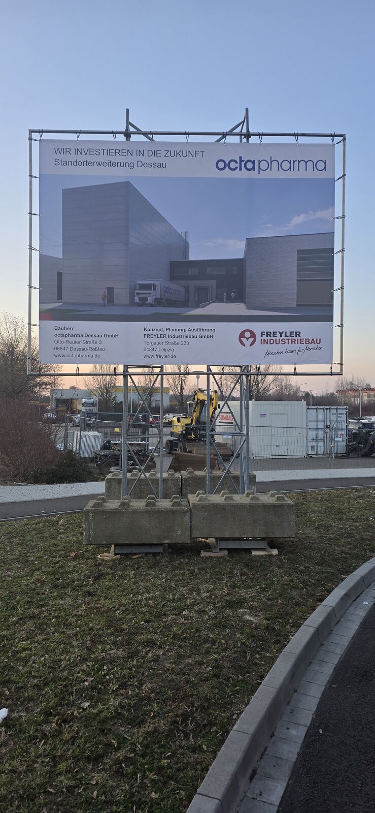 Bauschild 4×3 m für die Standorterweiterung eines Industriebetriebs in Dessau-Roßlau