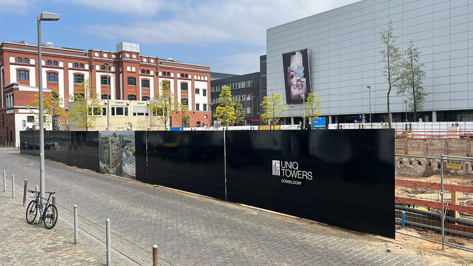 Bauschild 6×2.5 m für Hochhausneubau in Düsseldorf