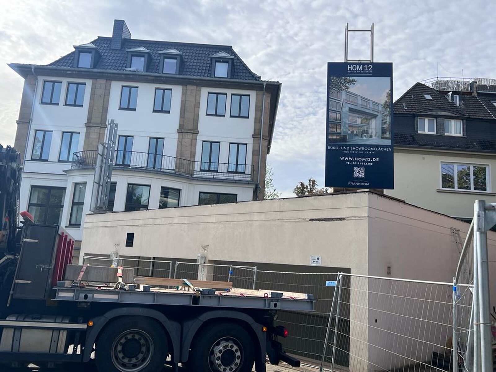 Bauschild 1.5×3 m für Büro- und Showroomneubau in Düsseldorf