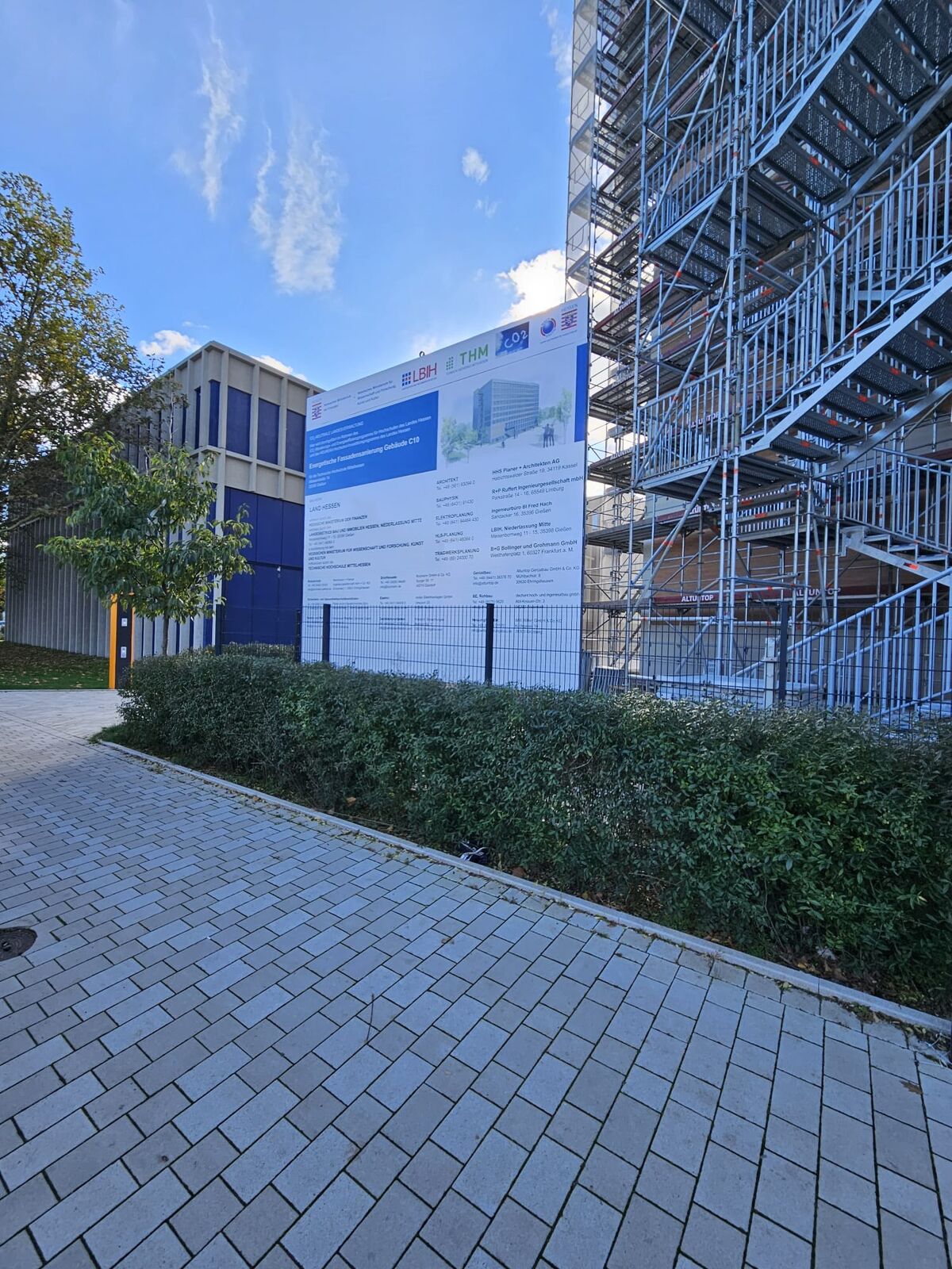 Bauschild 5×4.5 m für die energetische Fassadensanierung eines Hochschulgebäudes in Gießen