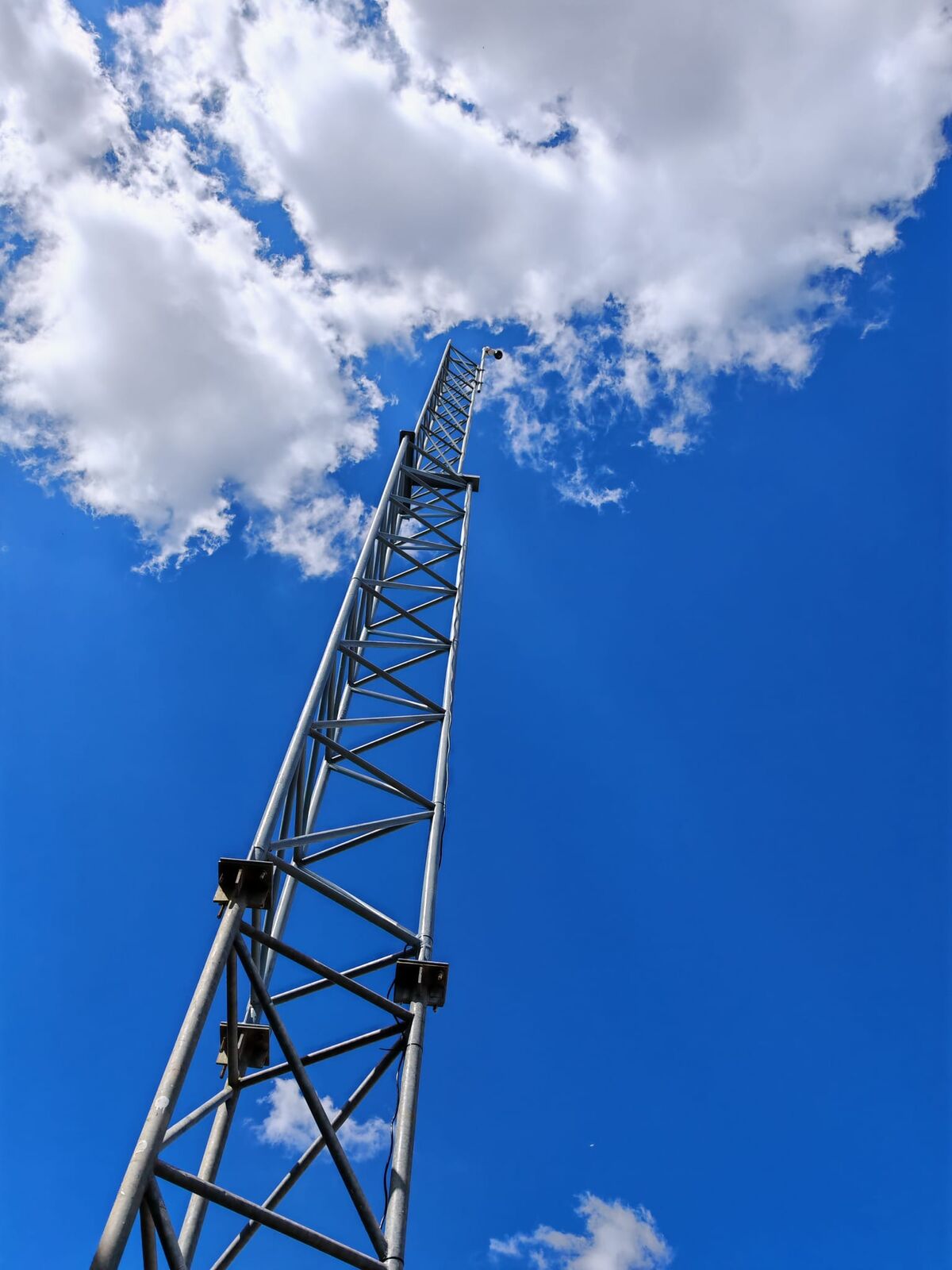 Kameramast aus der Froschperspektive vor tiefblauem Himmel in Hamm