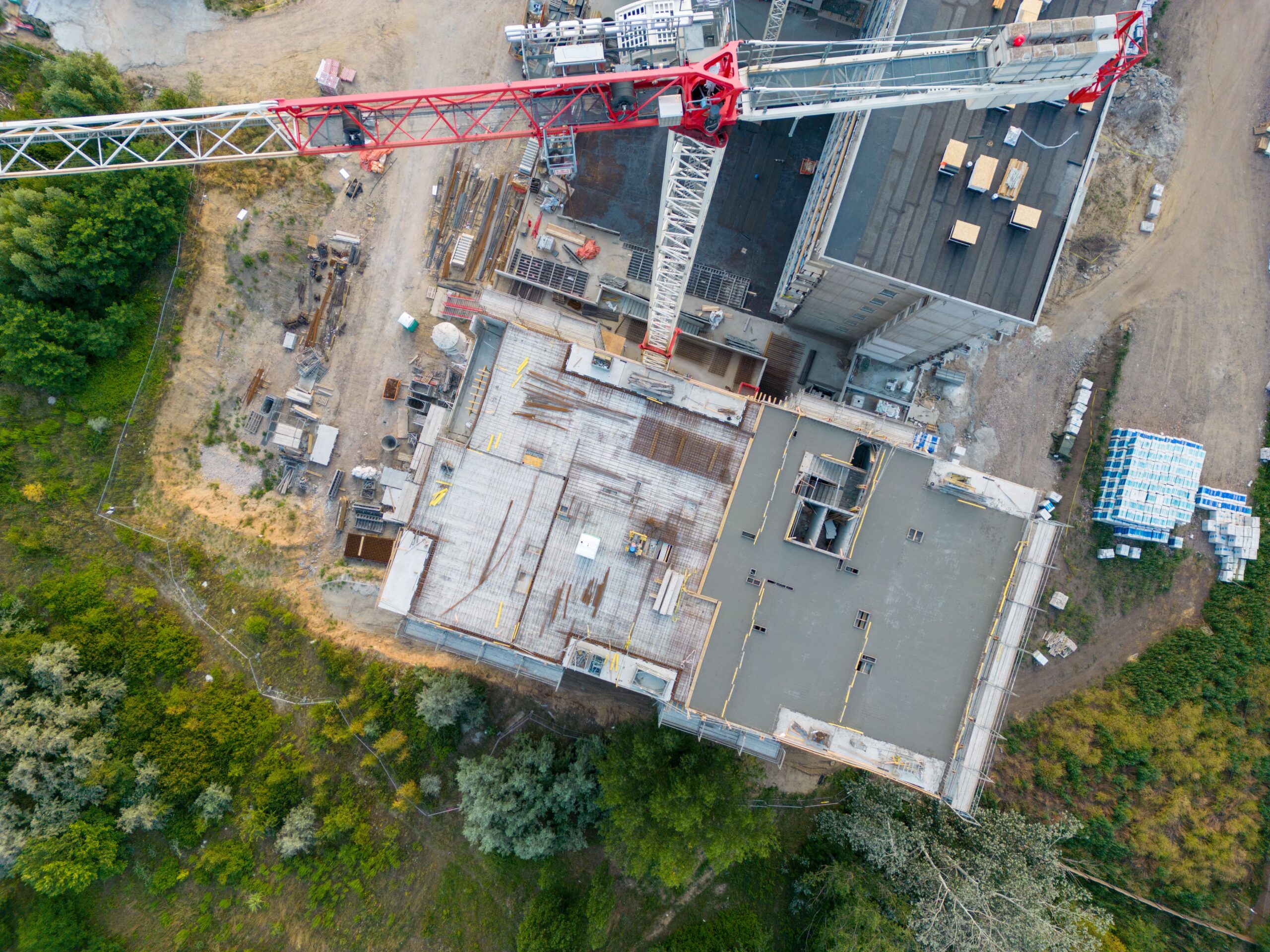 Eine Drohnenaufnahme von einer Baustelle