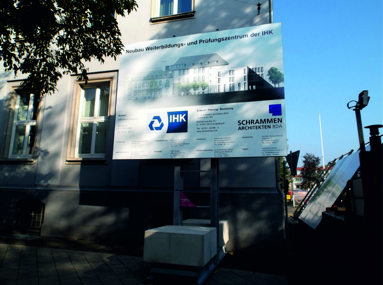 Werbeschild an einem Weiterbildungszentrum