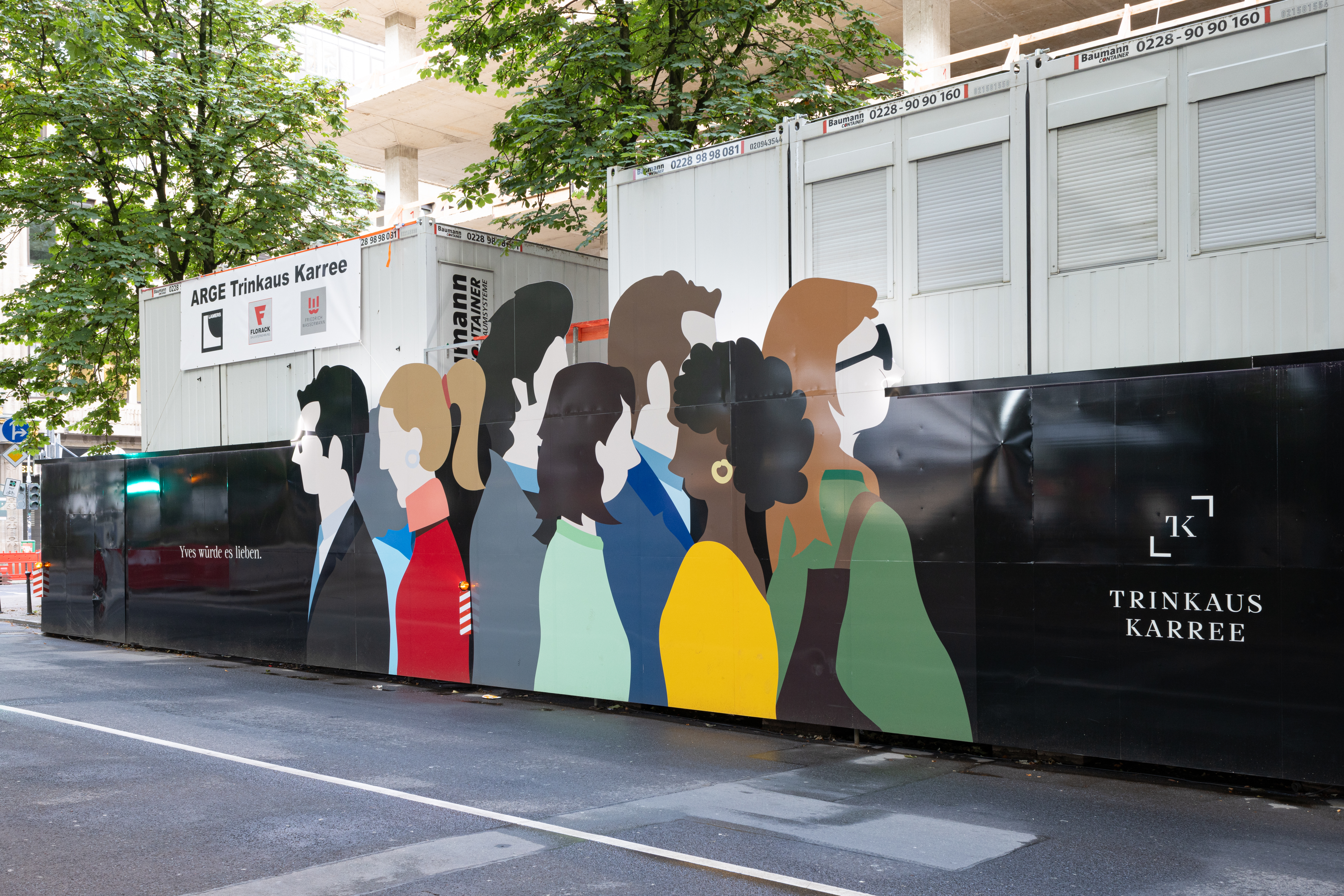 Bauzaunwerbung an der Königsallee in Düsseldorf