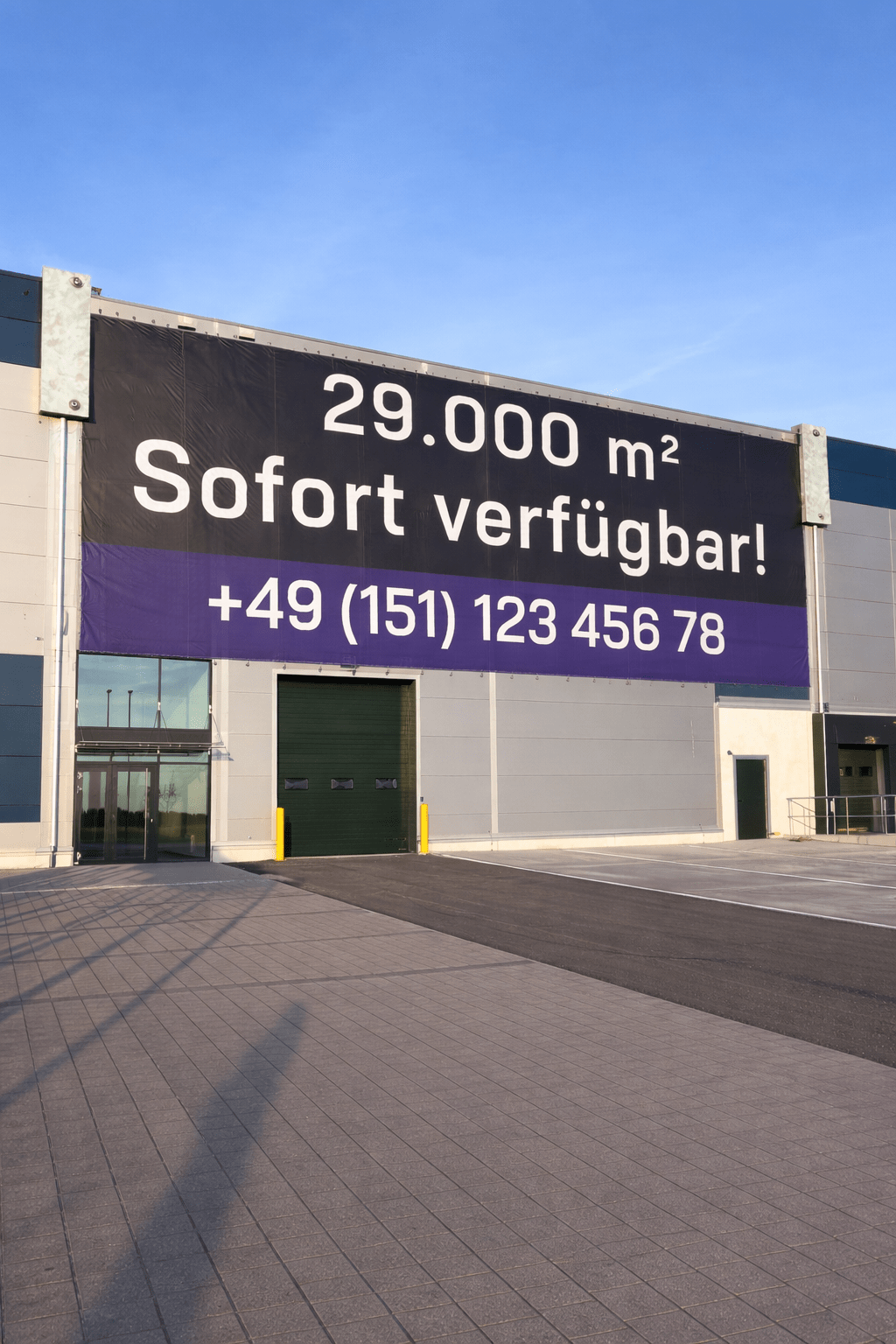 Großflächiges Werbebanner an Hallenfassade – Montage per Magnete ohne Beschädigung der Sandwichplatten