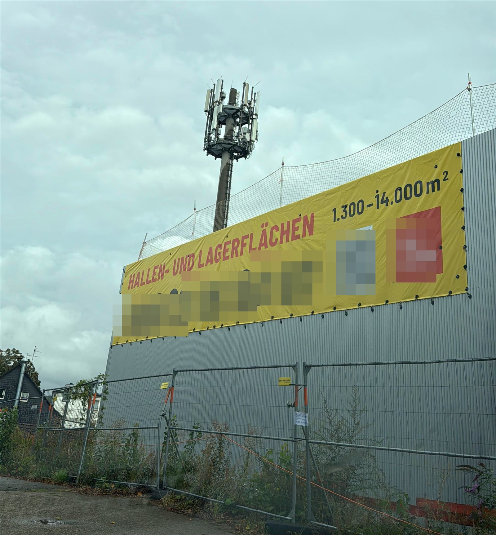Gelbes XXL-Werbebanner Hallen- und Lagerflächen auf der Trapezblech-Fassade einer Logistikhalle